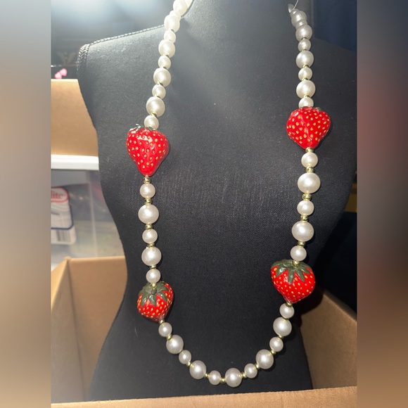 Source Unknown Jewelry - 21 inches long Strawberry Faux Pearl Necklace‎